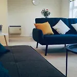 Comfortable Apartment In Sheffield With Parking